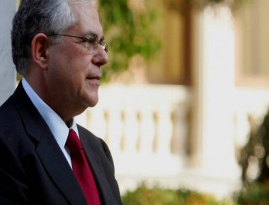 Λουκάς Παπαδήμος: Οι μεγάλες ζημιές που προκλήθηκαν από την ισχυρή έκρηξη στο αυτοκίνητο (φωτό)